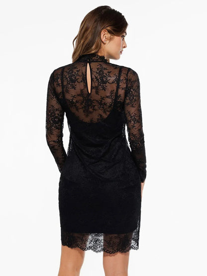 Robe Sculptante 2-en-1 avec Superposition en Dentelle